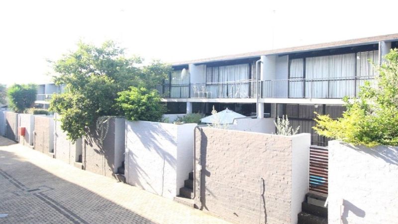 First Floor Bachelor Flat in Lynnwood 919 - Double Security Estate