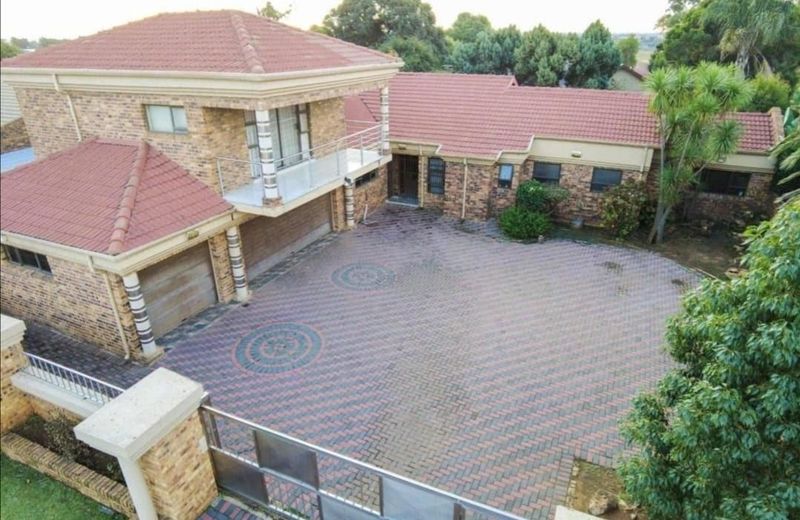 LARGE AND WELL- MAINTAINED FAMILY HOME ON AUCTION 10 MARCH &#64; 10AM 22 ROOIDAG STR KLIPPORRTJE