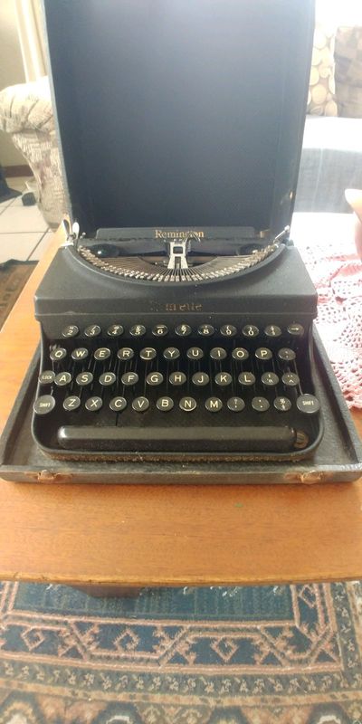 Typewriter Remington Remette