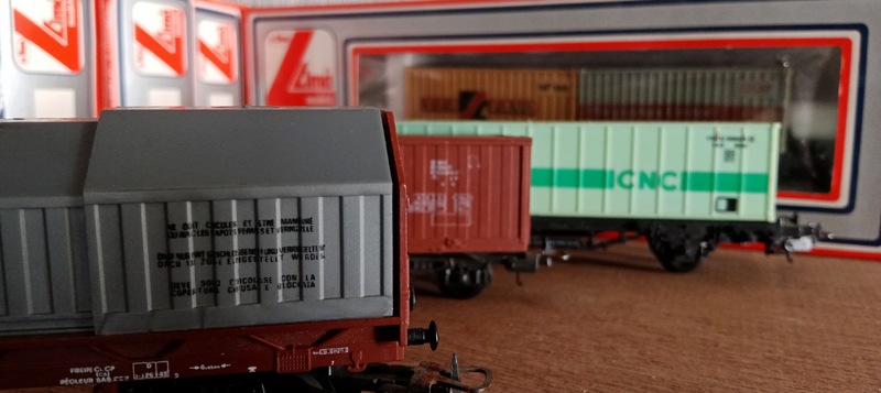 Lima HO flat wagons with containers
