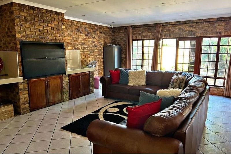A beautiful and very spacious 4 Bedroom with 3 Bathrooms in Rooihuiskraal