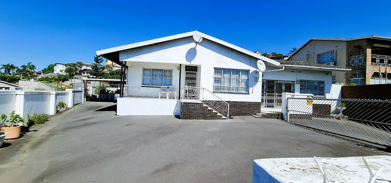 3 Bedroom main house with 2 outbuildings and storeroom