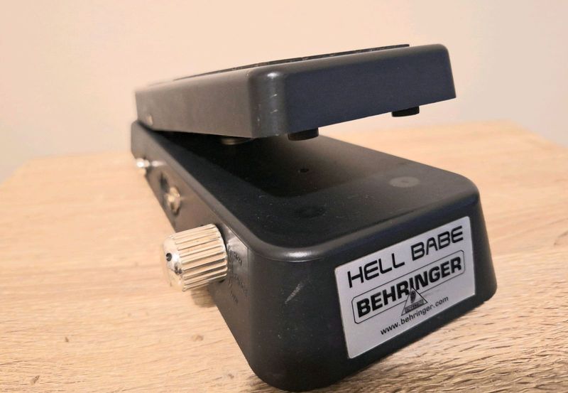 Behringer HELLBABE Guitar Wah Pedal