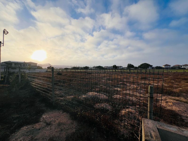 Vacant stand bordering Golf Estate