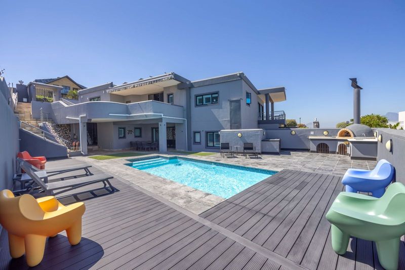 5 Bedroom house in Bloubergstrand For Sale