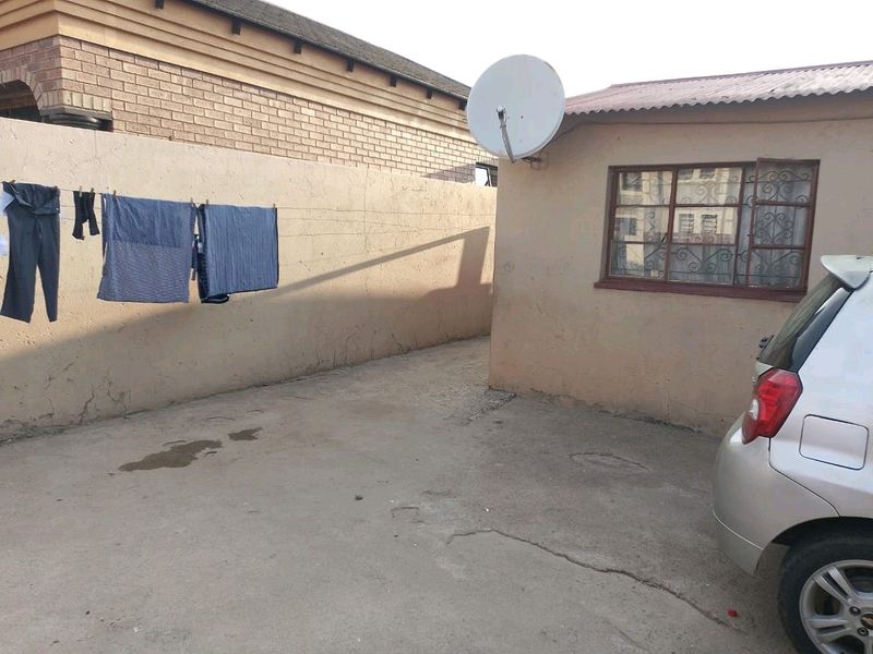 HOUSE FOR SALE IN THEMBISA WITH 6 OUTSIDE ROOMS WITH INCOME OF 12000FOR SALE 900 00000 FOR SALE PRi