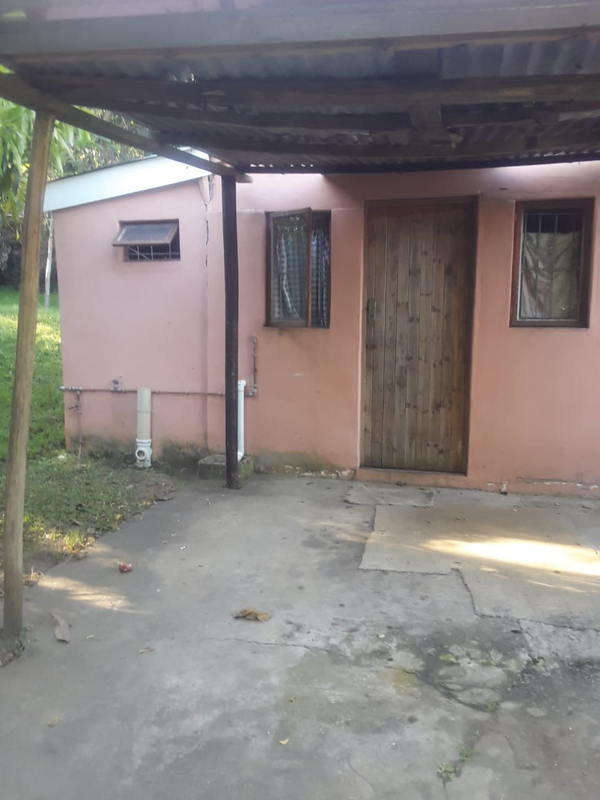 Outbuilding with room and kitchen available for rent in Stanger near Spar