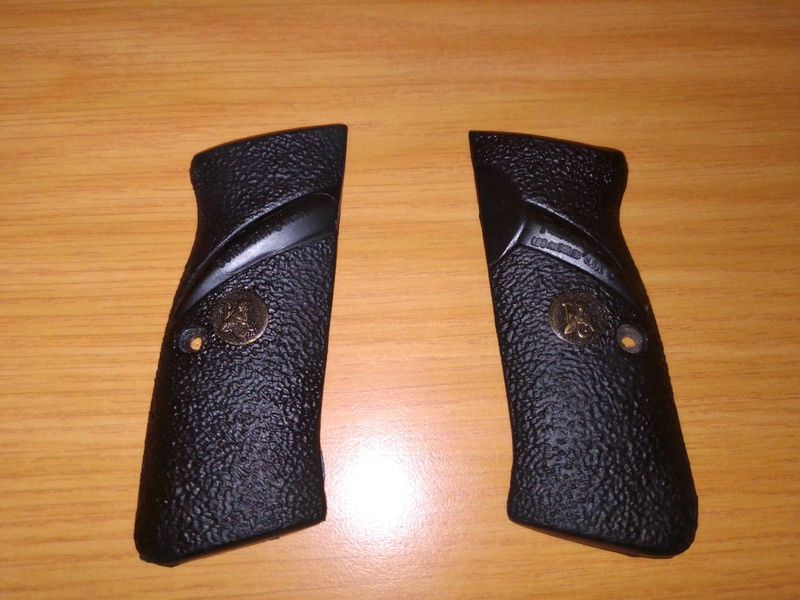 Pachmayr CZ-75/85 b/pre Overmolded Grips