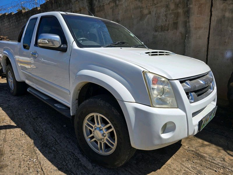 Isuzu KB300 d teq - E cab (code 3 / built up) with papers