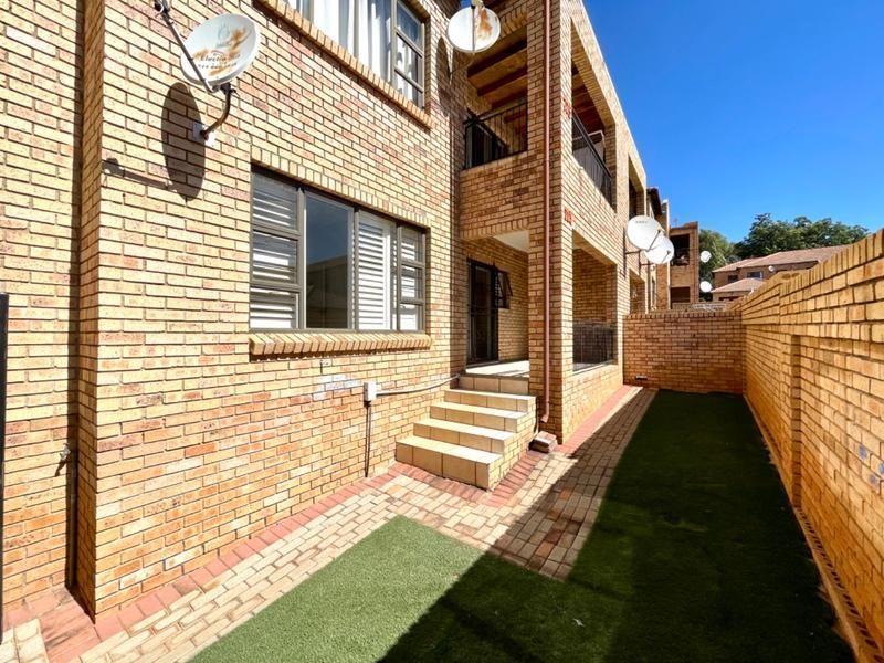 Beautiful 2 Bedroom, 2 Bathroom Townhouse Apartment For Sale in Chancliff, Krugersdorp.