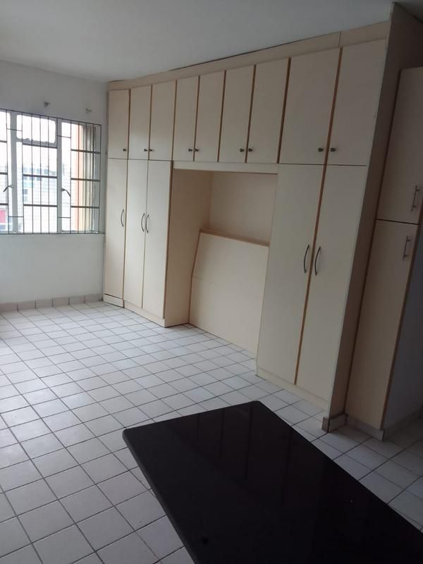 Studio/Bachelor Apartment in Durban CBD.  Cash buyers only