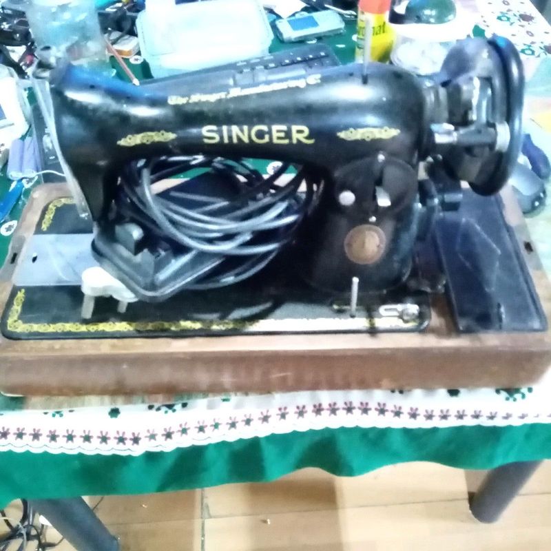 GARAGE /STORAGE FINDS..VINTAGE SINGER SEWING MACHINE IN WORKING ORDER FOR SALE IN KLEINMOND