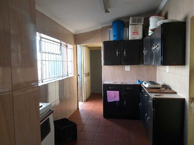 7 Bedroom working class / Student Commune with lock up garage close to JHB CBD and Universities