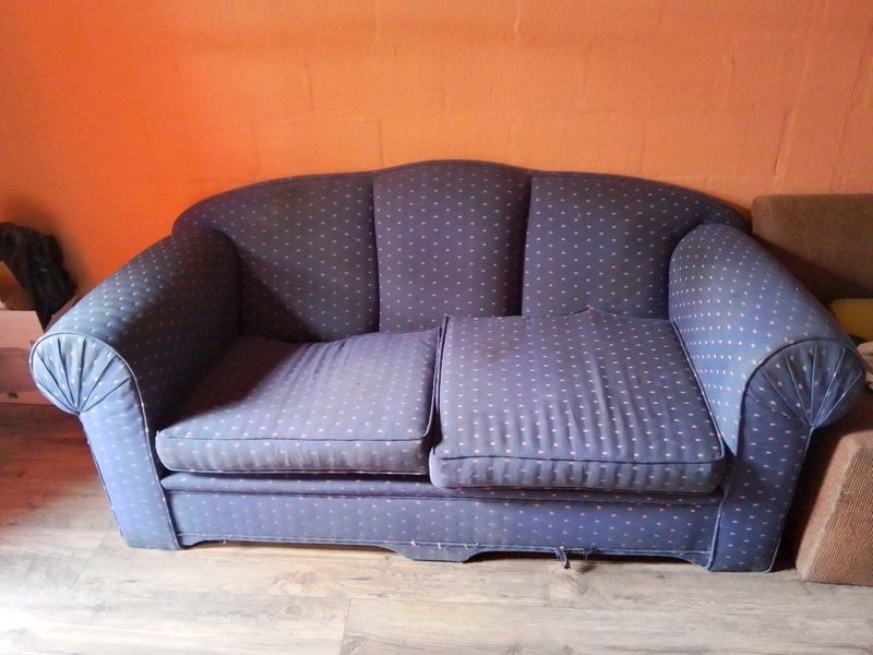 2 Seater couch for Sale R300