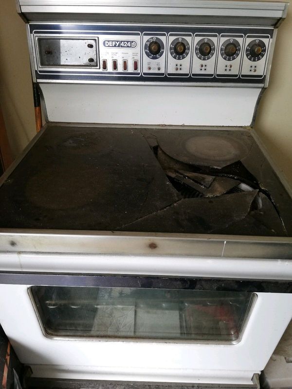 Defy 424 stove glass cracked selling at R800