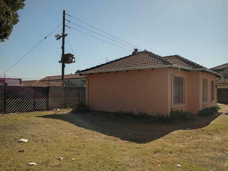 3 bedroom house for sale in ebony park for R950000 with a big yard, kitchen units , wardrobes, st...