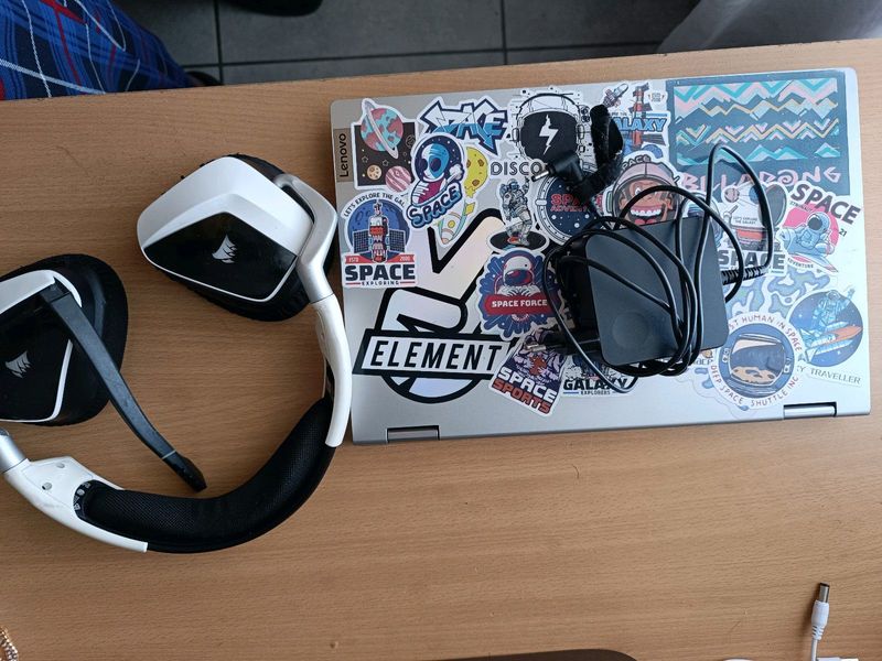 Lenovo flex 5 16 gig with Radeon graphics mmwith Corsair headphones and a bag