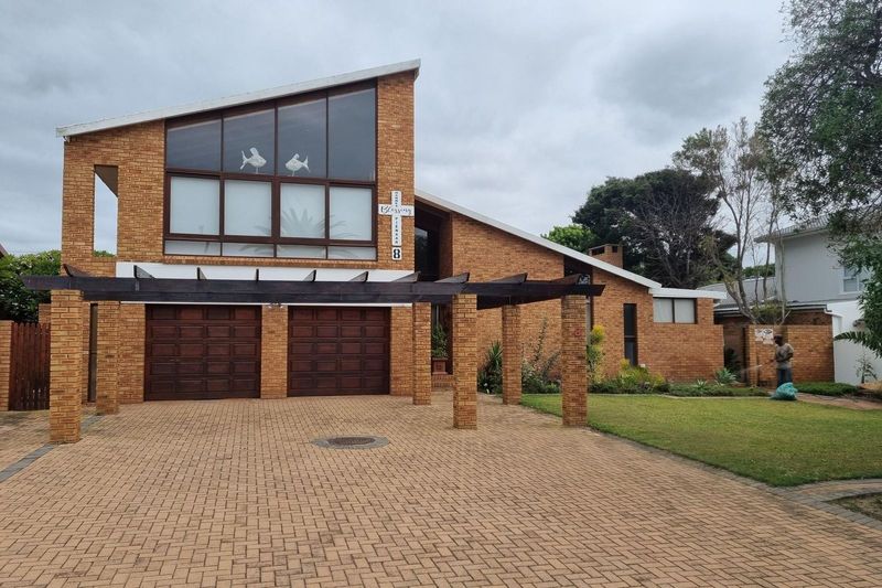 Spacious family home for Sale in popular Bayview, Hartenbos