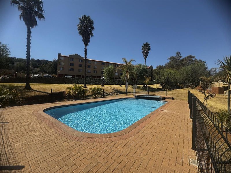 Apartment For Sale in Helderkruin, Roodepoort