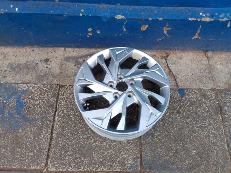 One single 17inch original hyundai creta rim 0730045063 you can contact blaise on whatsapp or call