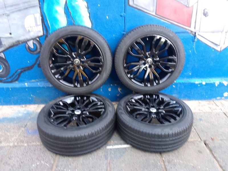 A set of 21inches original Range Rover sport or Range Rover Discovery mags 5x120 PCD with Pirelli sc
