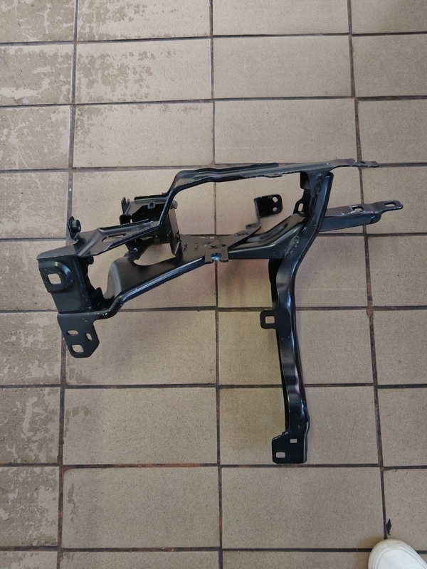 2021 BMW X5 G05 LEFTSIDE HEADLIGHT BRACKET FOR SALE IN GOOD CONDITION