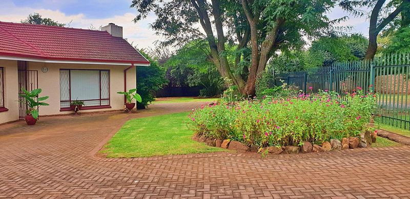 3 bedroom 2 bathroom house to let in Northcliff