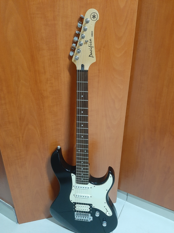 Yamaha Pacifica 112V Electric Guitar -(Black)