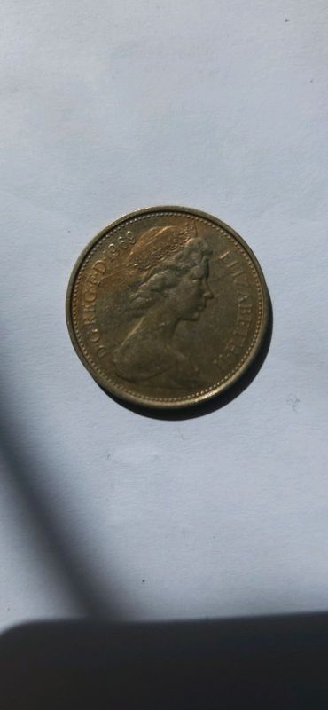 1969 QUEEN ELIZABETH II New Pence 5p coin.
