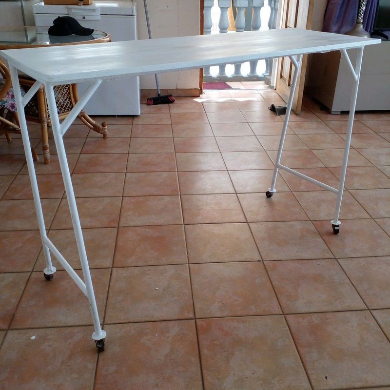 Free standling table on wheels