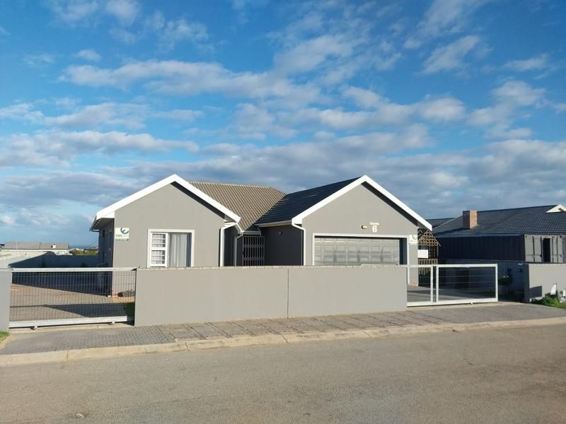 Large 3 bedroom house for sale in Fountains Estate, Jeffreys Bay