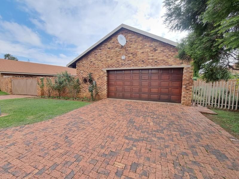 3 Bedroom Fultitle Townhouse in Secure Complex in Kliprivier South