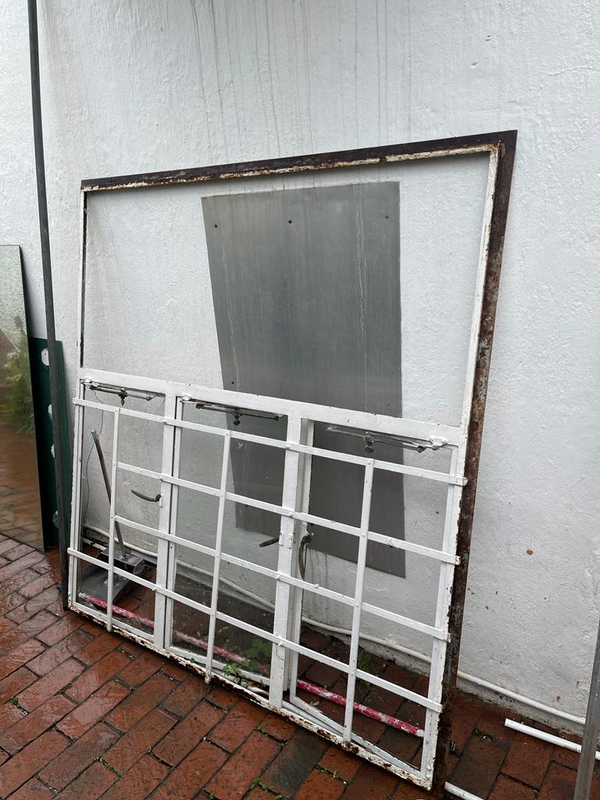Window Frame 1.5 x1.5m used for sale R450. cash on collection.Negotiable
