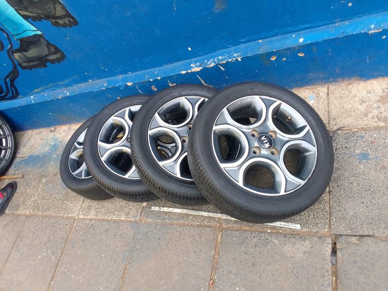 A set of 15inches original KIA picanto mags 4x100 PCD with tyres. This set are in perfect condition