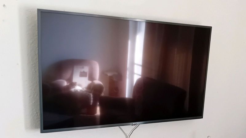Selling LG smart tv.55 inch