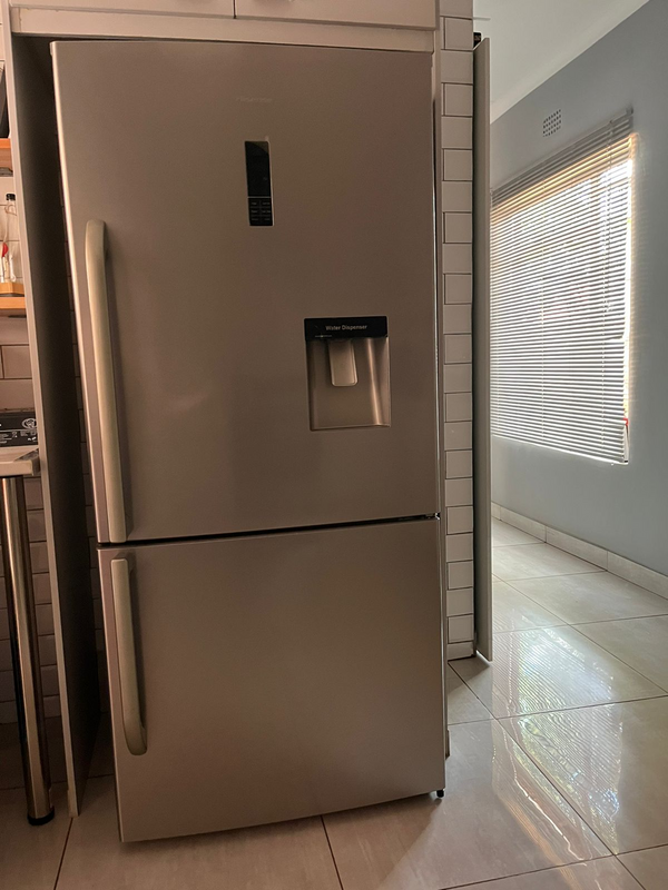 Hisense Fridge Freezer with water despenser