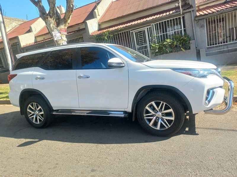 2018 TOYOTA FORTUNER 2.8 GD6 AUTOMATIC TRANSMISSION WITH SERVICE BOOK AND SPARE KEYS