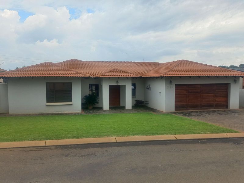Beautiful and cosy family home in Raslouw Glen!!!