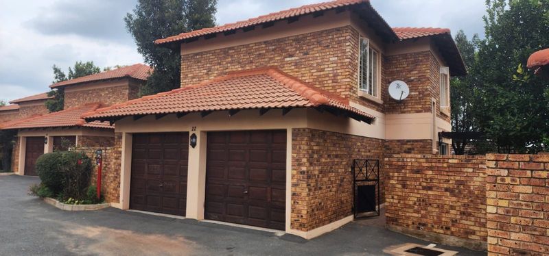 3 Bedroom townhouse-villa in Kyalami Hills For Sale