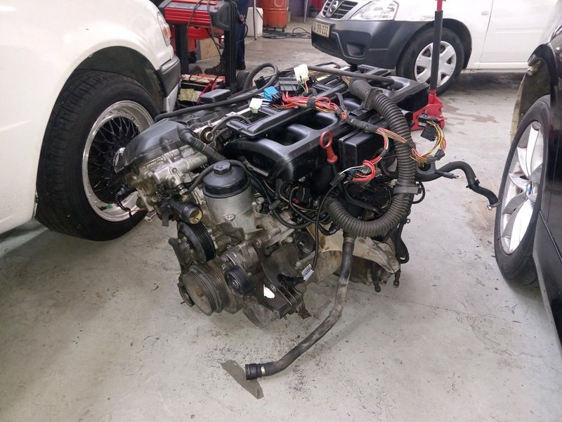 BMW 320i 6 cylinder engine M52