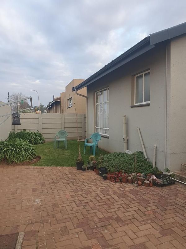 Bachelor Flat to rent in Birchleigh north