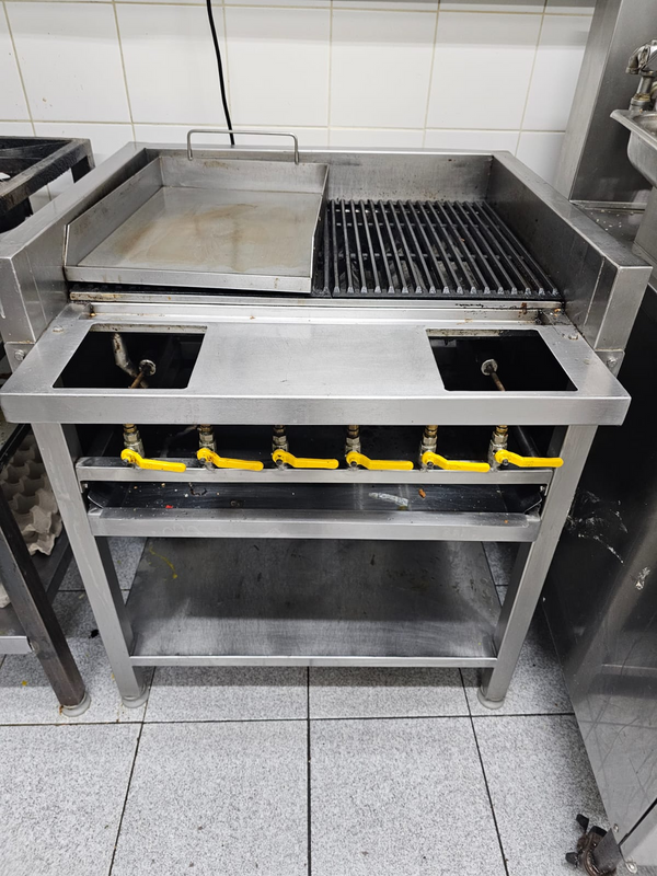 Commercial gas grill