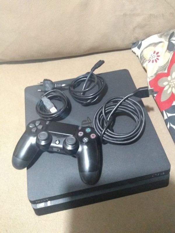 Playstation 4 slim with 1 controller and 12 games