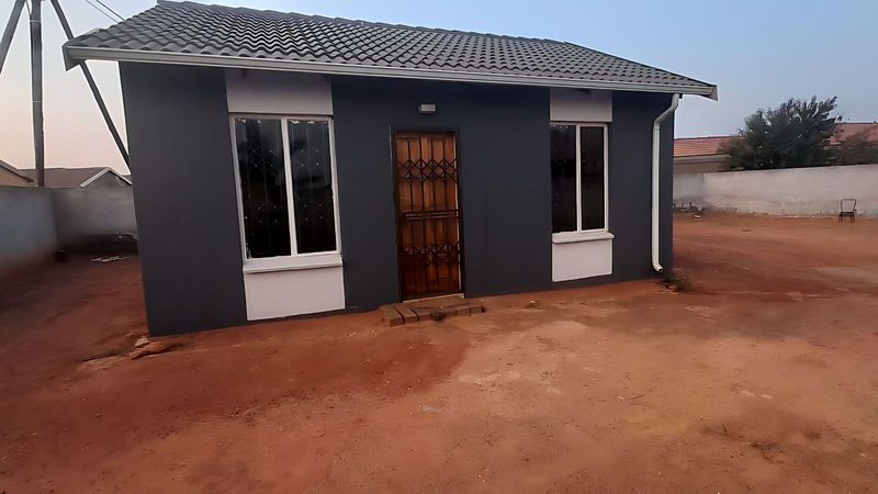 2 BEDROOM HOUSE TO RENT IN PROTEA GLEN EXT 31 (DEPOSIT &amp; ADMIN FEE REQUIRED)