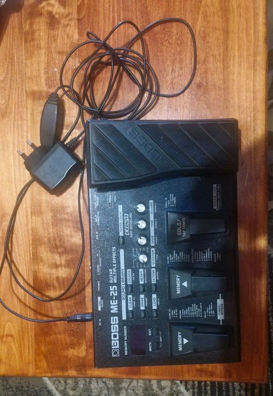 Boss me 25  multi effets guitar pedal