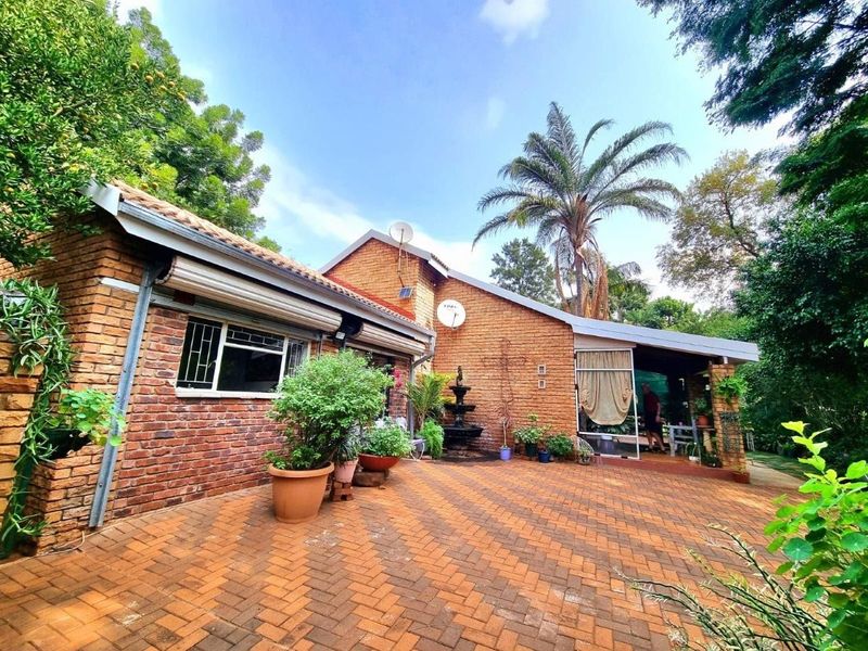 Tranquil Retreat - Your Ideal Family Home with flatlet and big storeroom with borehole!