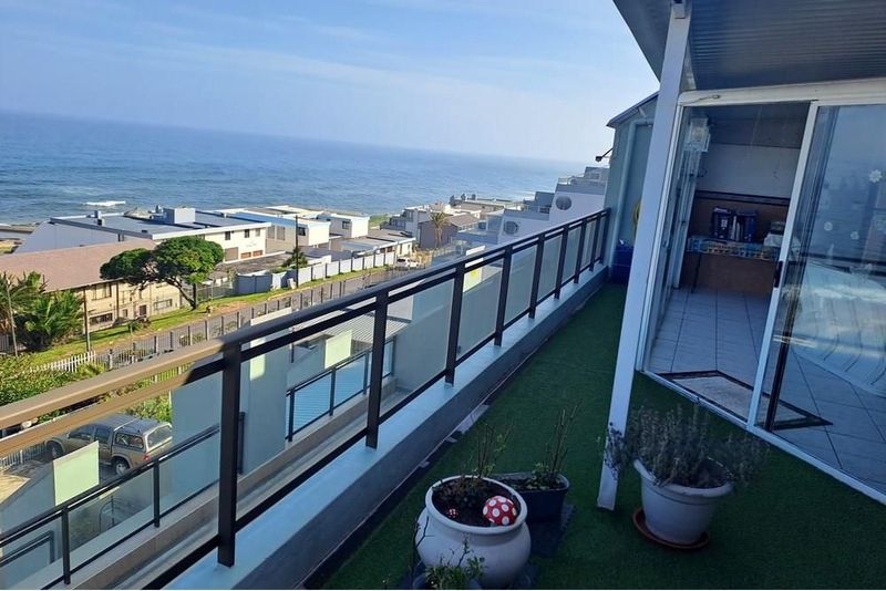 Fully renovated, upmarket Penthouse with glorious 180 degree ocean views!