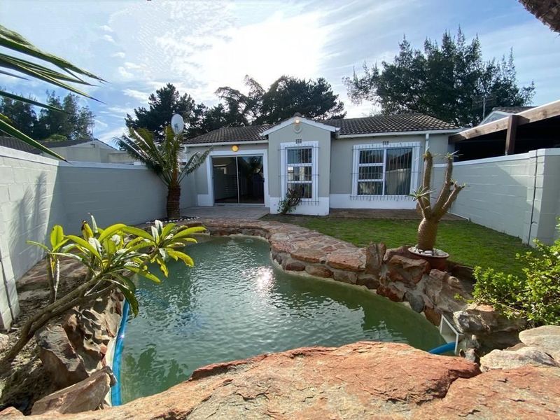 2 Bedroom House For Sale in Edgemead