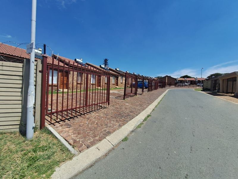 BEAUTIFUL TWO BEDROOM HOUSE AVAILABLE IN OLIEVENHOUTBOSCH