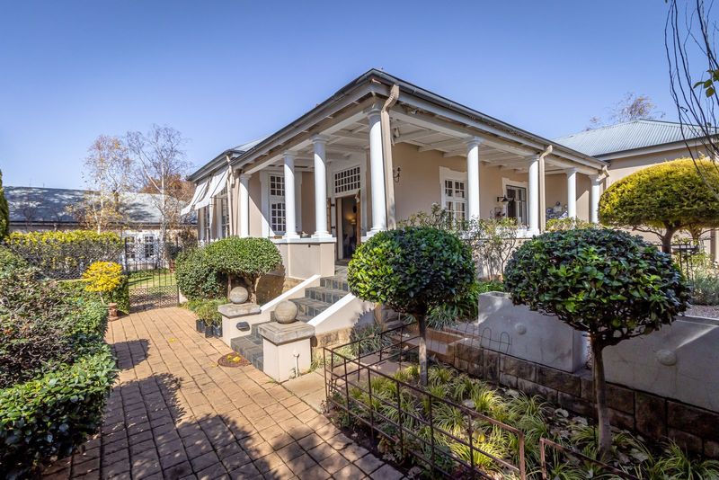 Charming Golden Oldie with Granny Flat in Heidelberg Central.